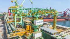 工人们开着挖掘机